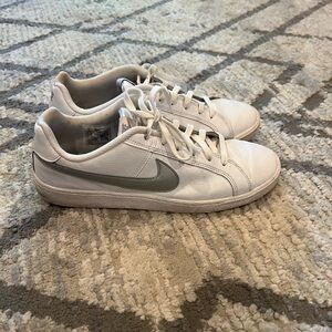 white nike lifestyle shoes